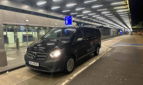 auto_bei_nacht_vor_flughafen_von_vorne_mercedes_9_sitzer