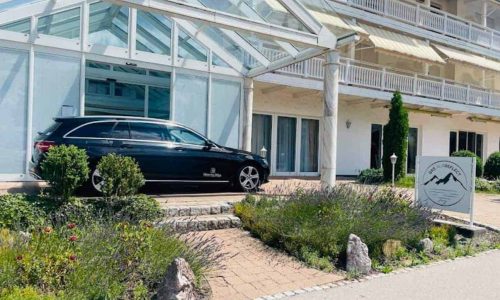 auto_in_einfahrt_mercedes_e