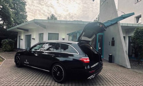 auto_seite_ total_kofferraum_offen_mercedes_e